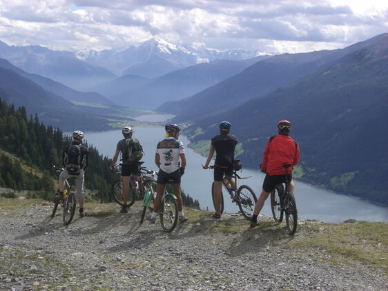 5 MTB-ler blicken auf den Reschensee